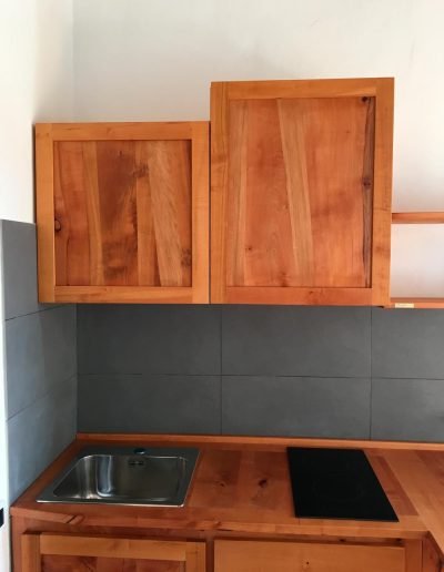 Dettaglio di lavorazione artigianale su cucina in legno su misura